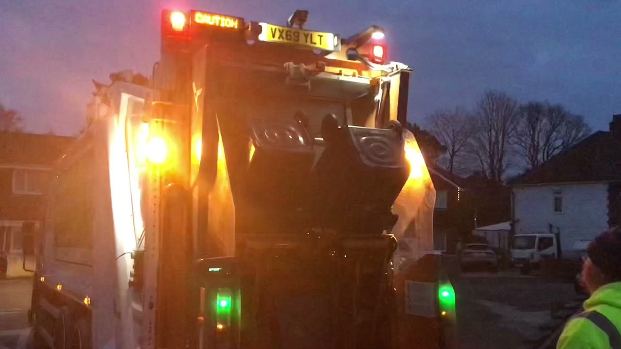 Green Waste bin men emptying bins in Bournemouth (22/03/2021)