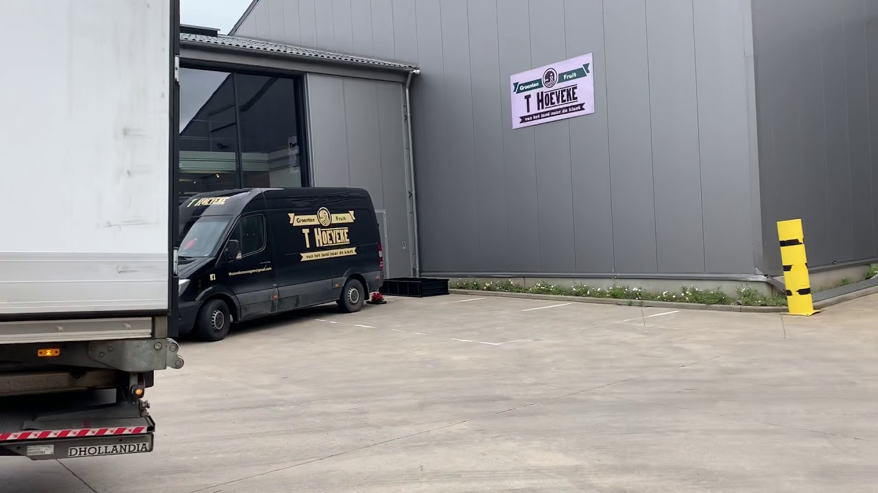 Farmtrans aardappels laden met een koeler