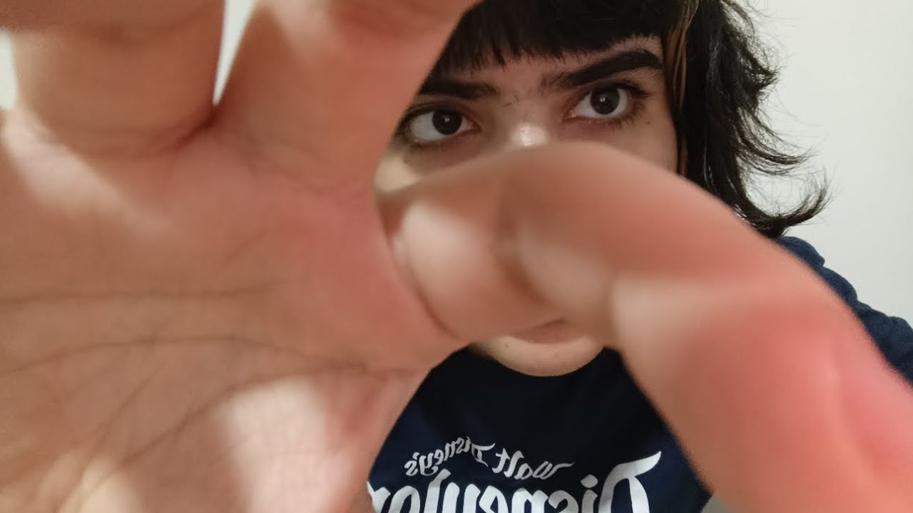 ASMR| Sons de boca e movimento com as mãos 