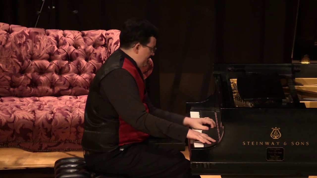 Dan Mouyard performing 