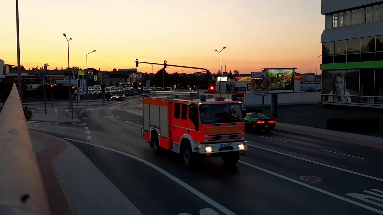 Freiwillige Feuerwehr Stadt Hof auf Anfahrt zu einem Brandeinsatz (brennende Gartenhütte)