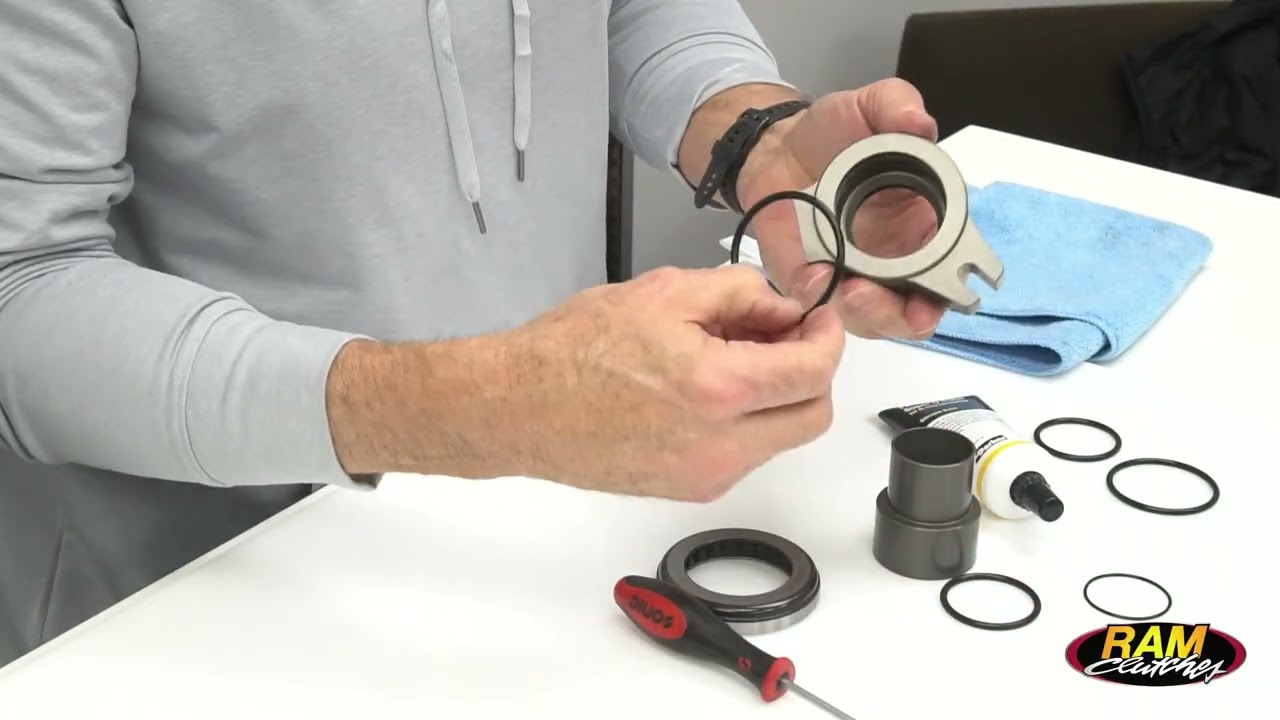 Changing the O-rings in a RAM hydraulic bearing