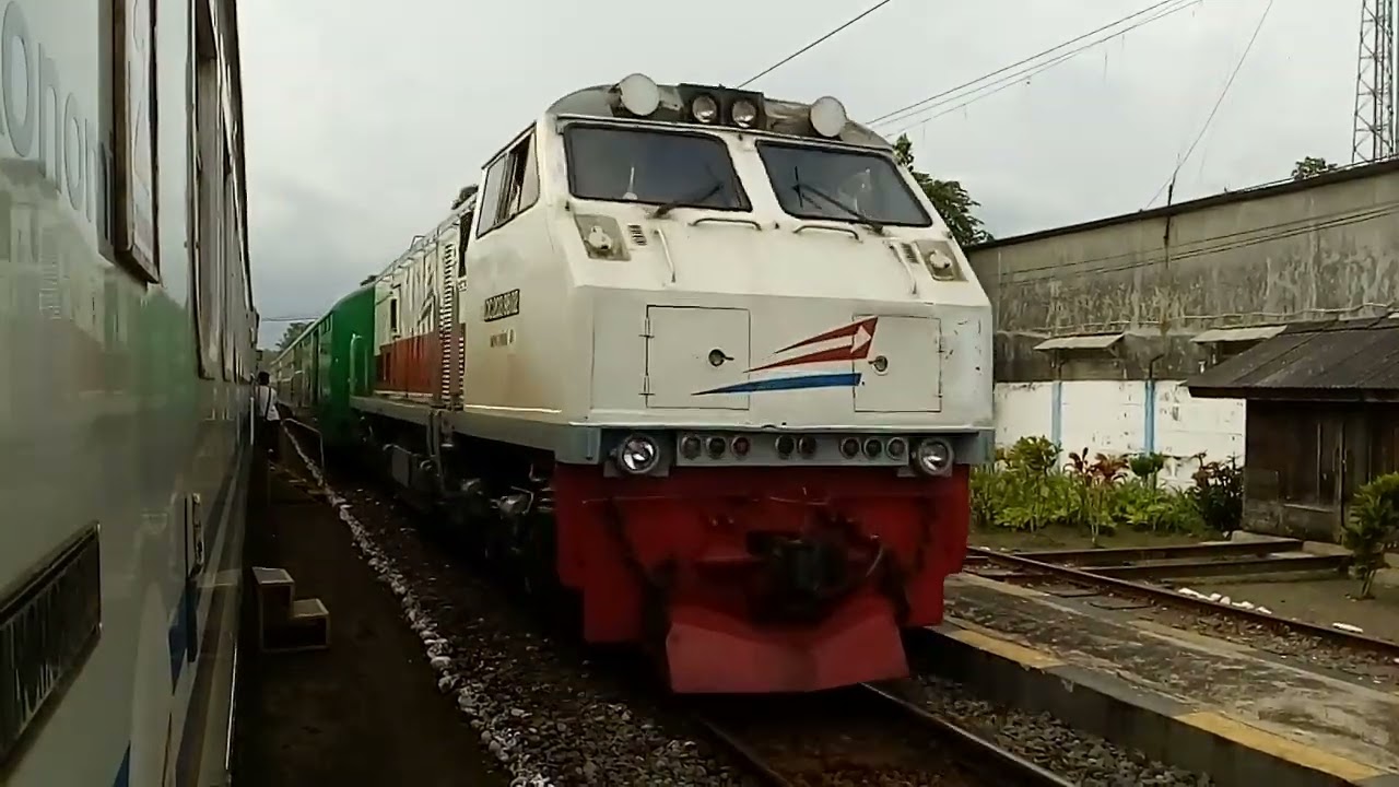 KA Pandanwangi tunggu bersilang KA Mutiara Timur di Stasiun Temuguruh