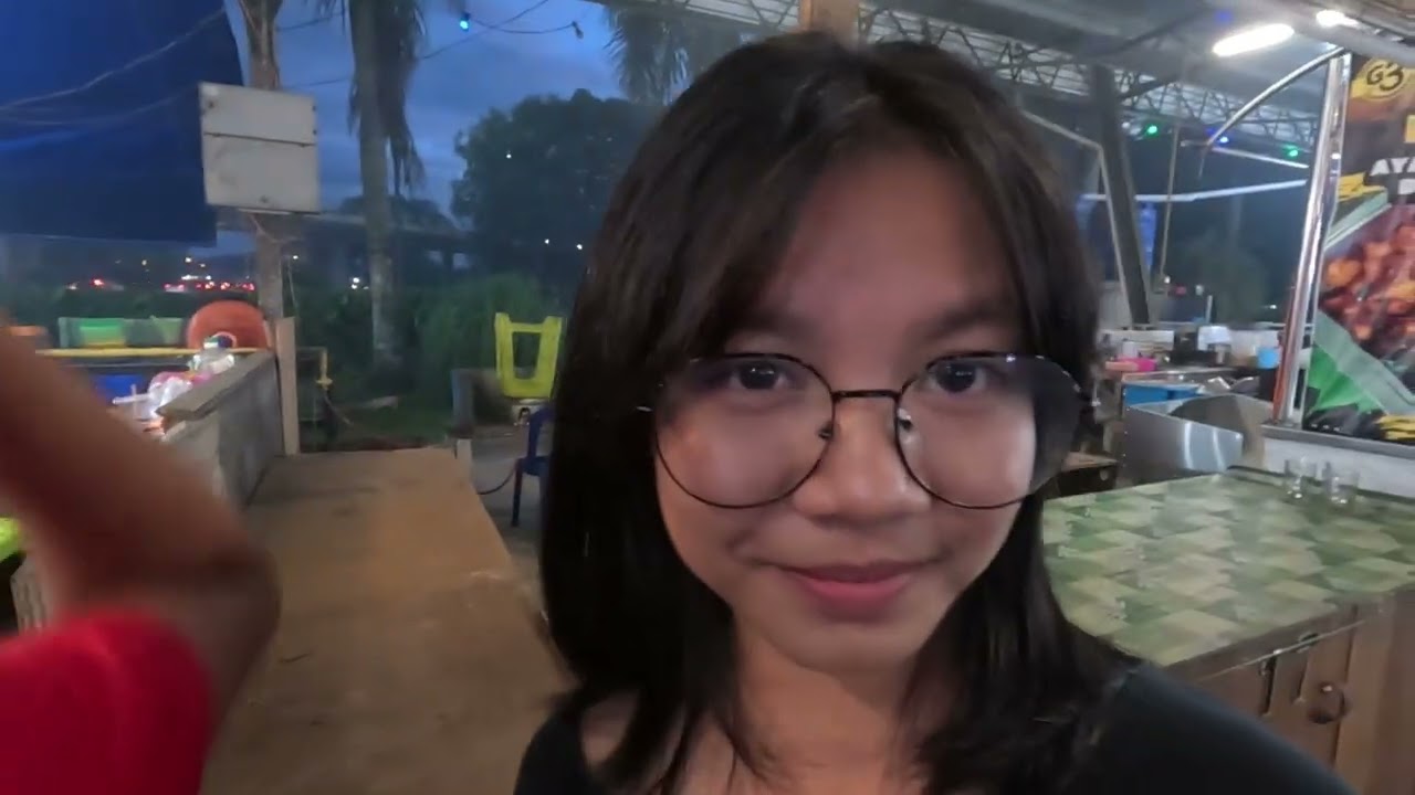 Beli Makanan Di Saberkas Night Market Sebelum Ke Coco Cabana Miri
