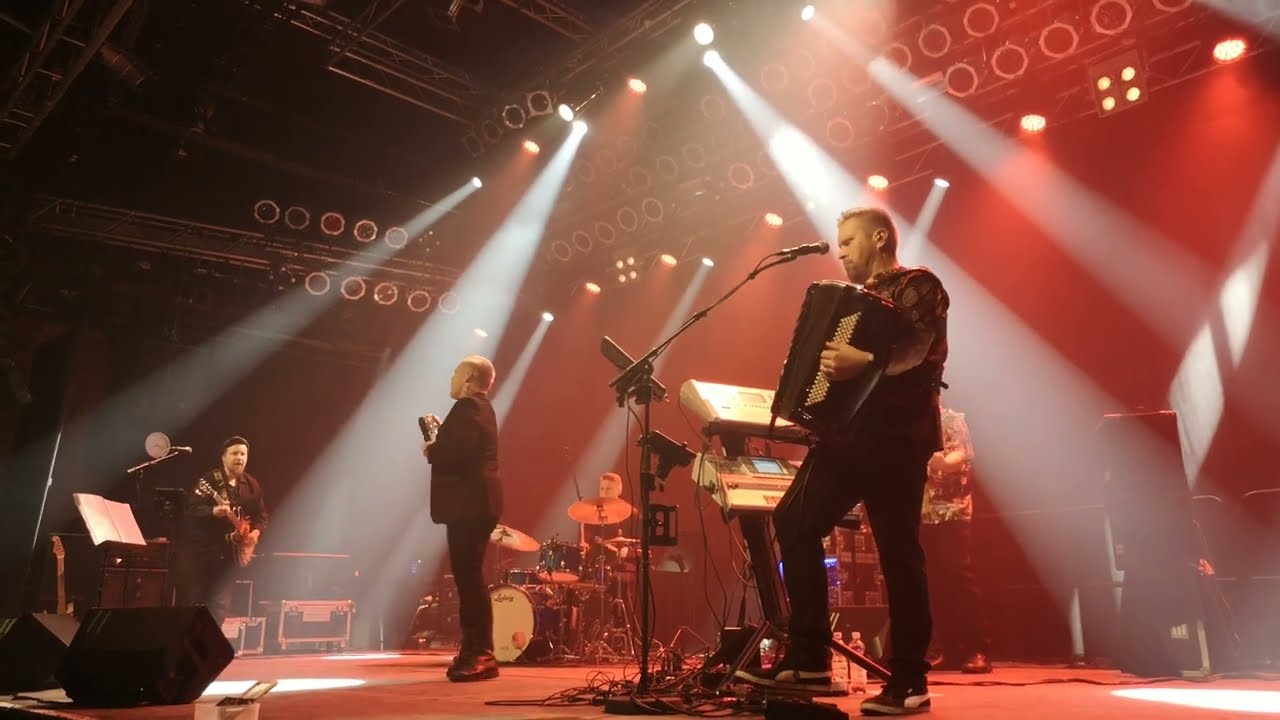 Aki Samuli & Onnenkerjäläiset - Tummasilmäinen