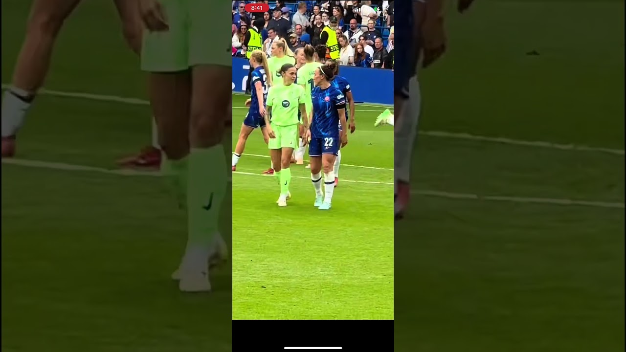 Was Mapi Leon asking for Lucy Bronze's shirt?#Chelsea #Chelsea #CFCW #CFC #Barcelona #LucyBronze