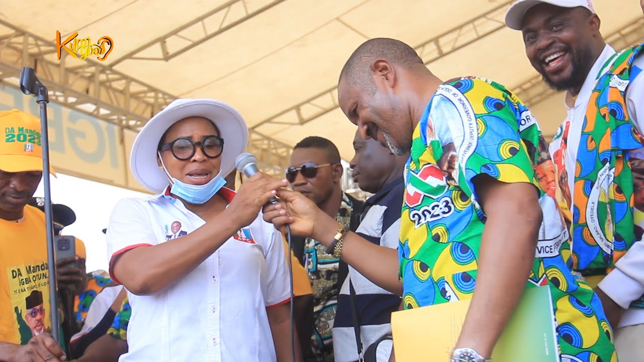 Awww moment Saidi Balogun brings out Fathia Balogun on stage