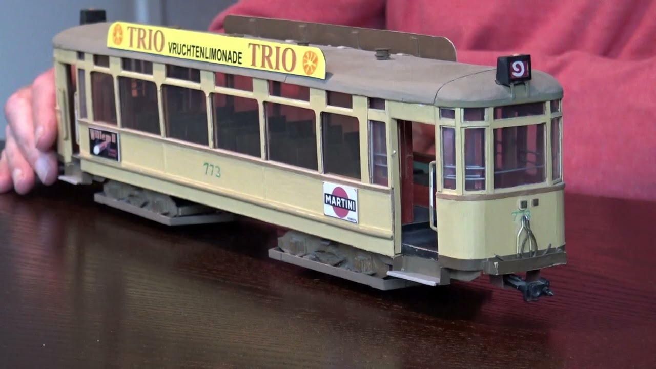 Trams in het klein van karton