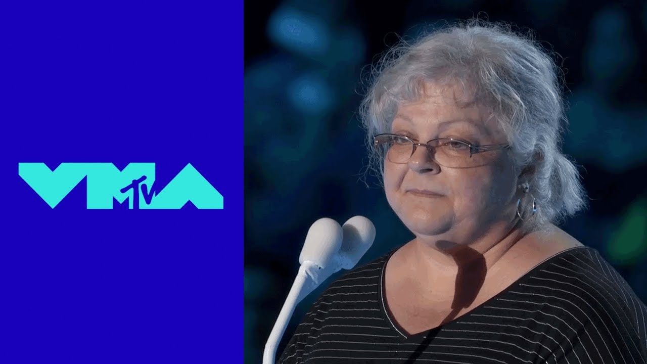 Heather Heyer's Mom Introduces 'Fight Against the System' Award | 2017 VMAs | MTV