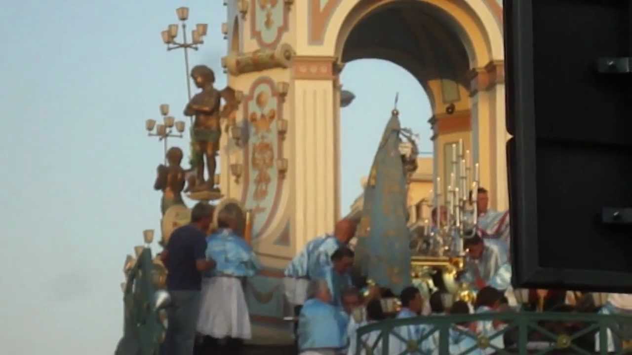 La Madonna di Sovereto viene issata sul carro trionfale Terlizzi 5 agosto 2012