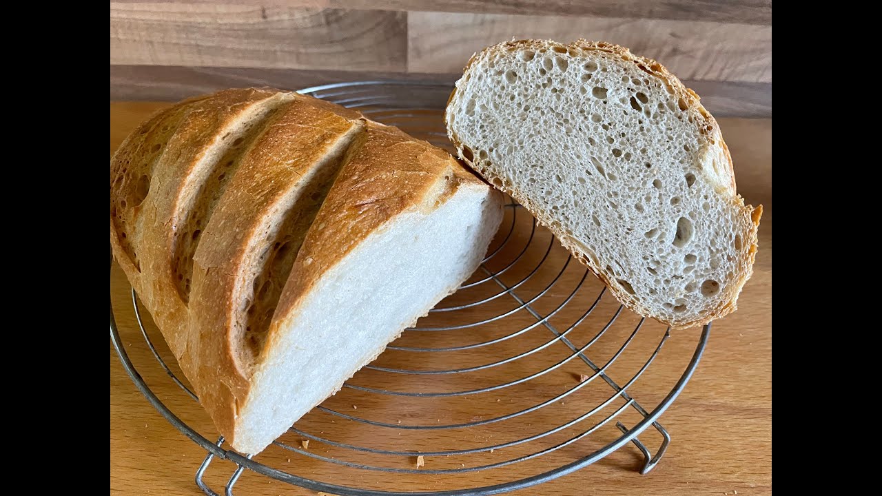 Weißbrot mit Vorteig, auf Backstein, frei geschoben, rundes Weißbrot