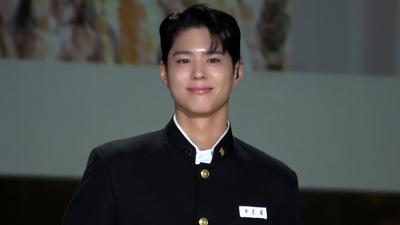 PARK BO GUM MUSIC STAGE WITH IU BEHIND FILM