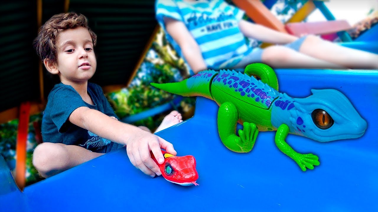 Brincando com Cobra vs Lagarto de Brinquedo no Parquinho - Vídeo Infantil - Paulinho e Toquinho