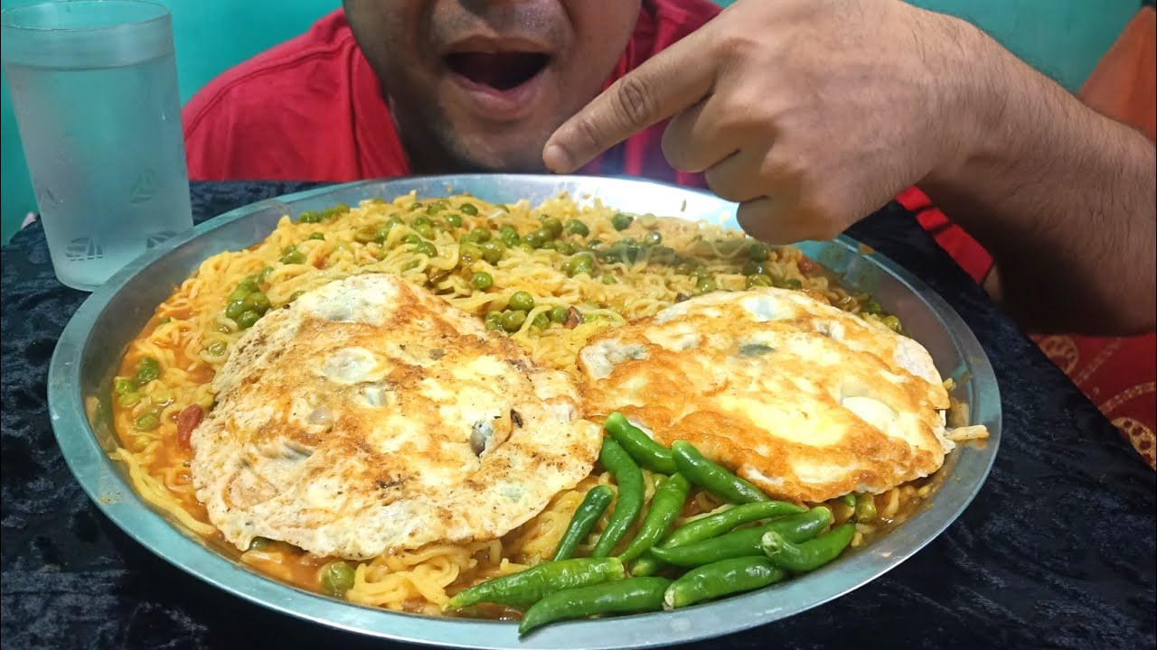 Mukbang!! Eating spicy masala meggi & omelette with spicy green chillies 🔥🔥