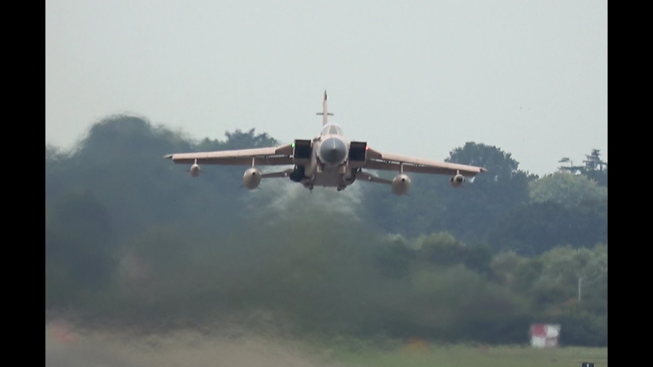 Tornado takes off from RAF Northolt - Low & Loud!
