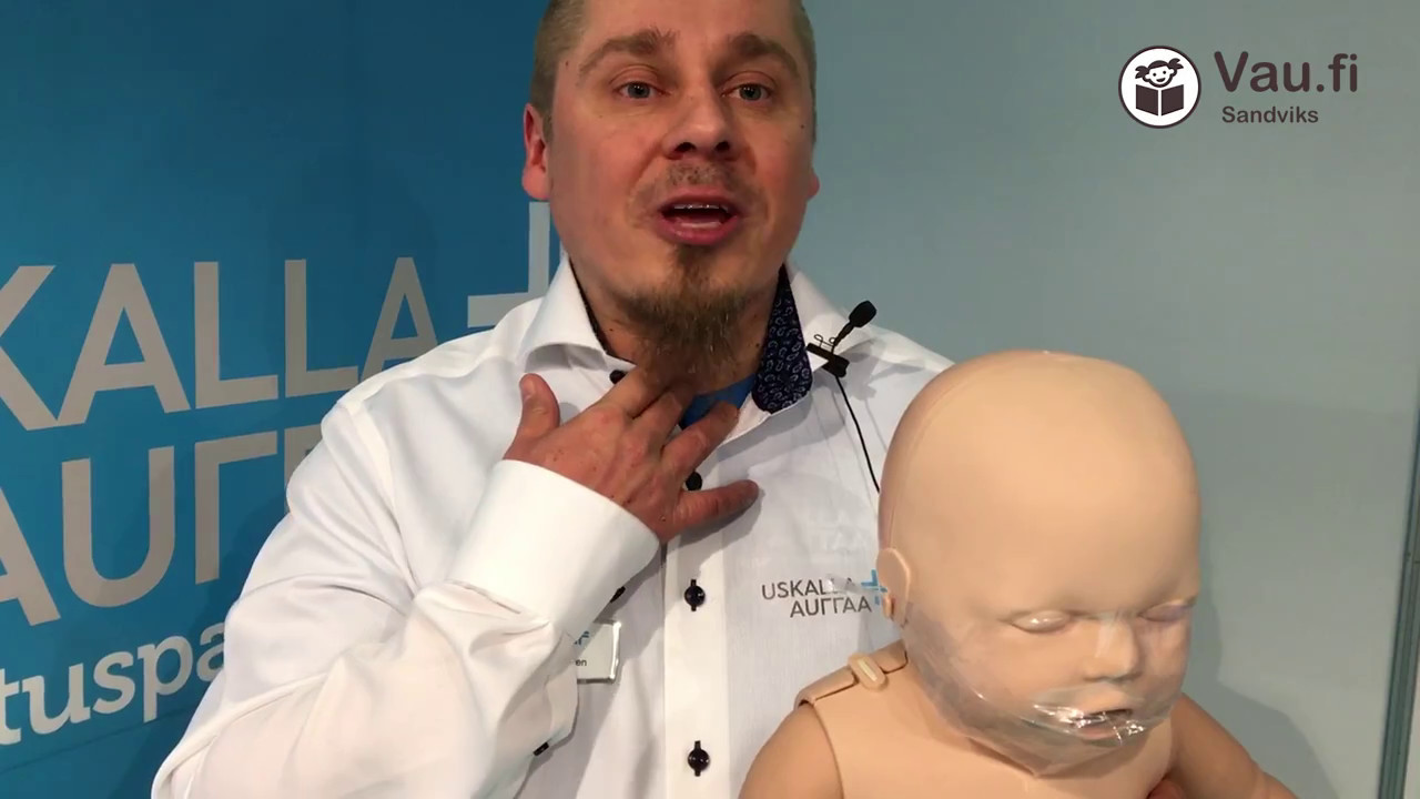 Näin toimit, jos vauva on tukehtua ruokaan tai vierasesineeseen