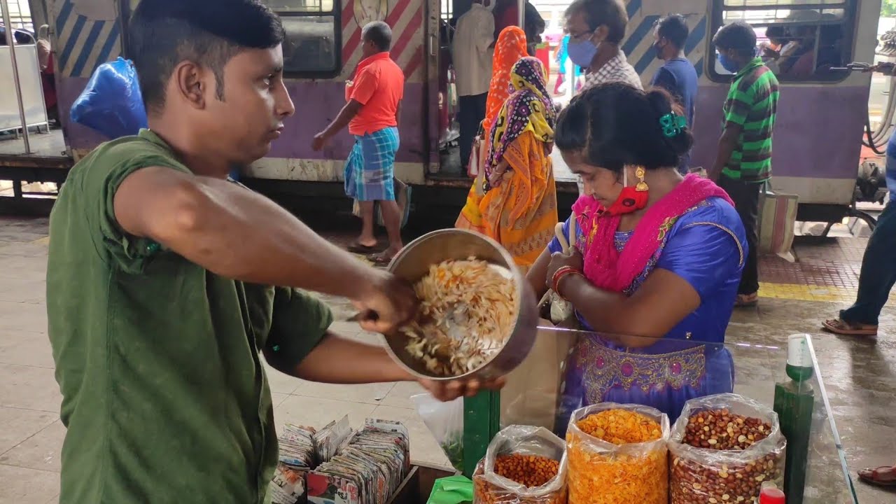 Special Masala Muri ( Jhal Muri)  / Boiled Egg at Kolkata ( Sealdah) | Indian Street Food