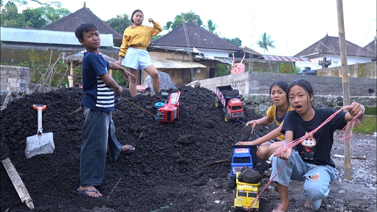 MUATAN PASIR DAN BATU PAKE TRUK MINI MELEWATI JALAN LINTASAN