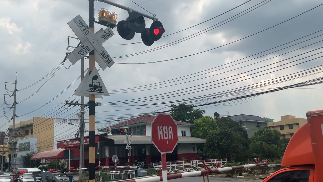 ￼ ขบวน259 ผ่านจุดตัดรถไฟที่พุทธมณฑลสายสี่ ในเวลา14:28 ตอนออกจากสถานีรถไฟศาลายา