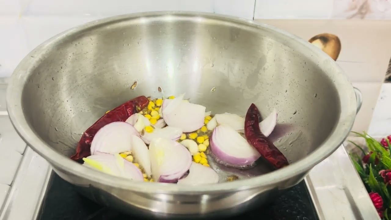 बटाटा आणि रव्यापासून बनवा हा पोटभरीचा नाश्ता .॥ एक चमचा तेलामध्ये बनवा हा पौष्टिक नाश्ता .॥ 