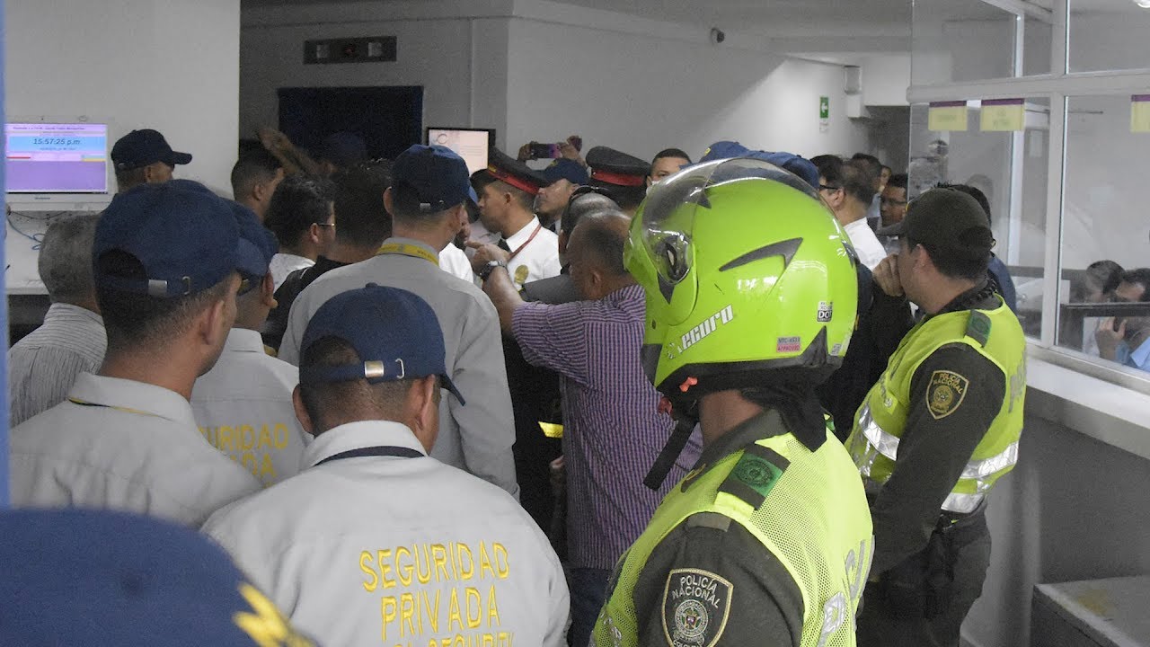 Carlos Jaller llega al Hospital Metropolitano en compañía de la Policía.