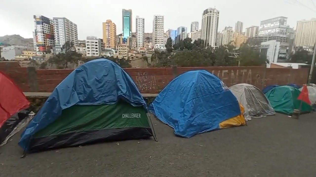 v #1.305 La Paz Bolivia 2026 Avenida Saavedra Zona Miraflores Una fila un poco diferente 14Mi