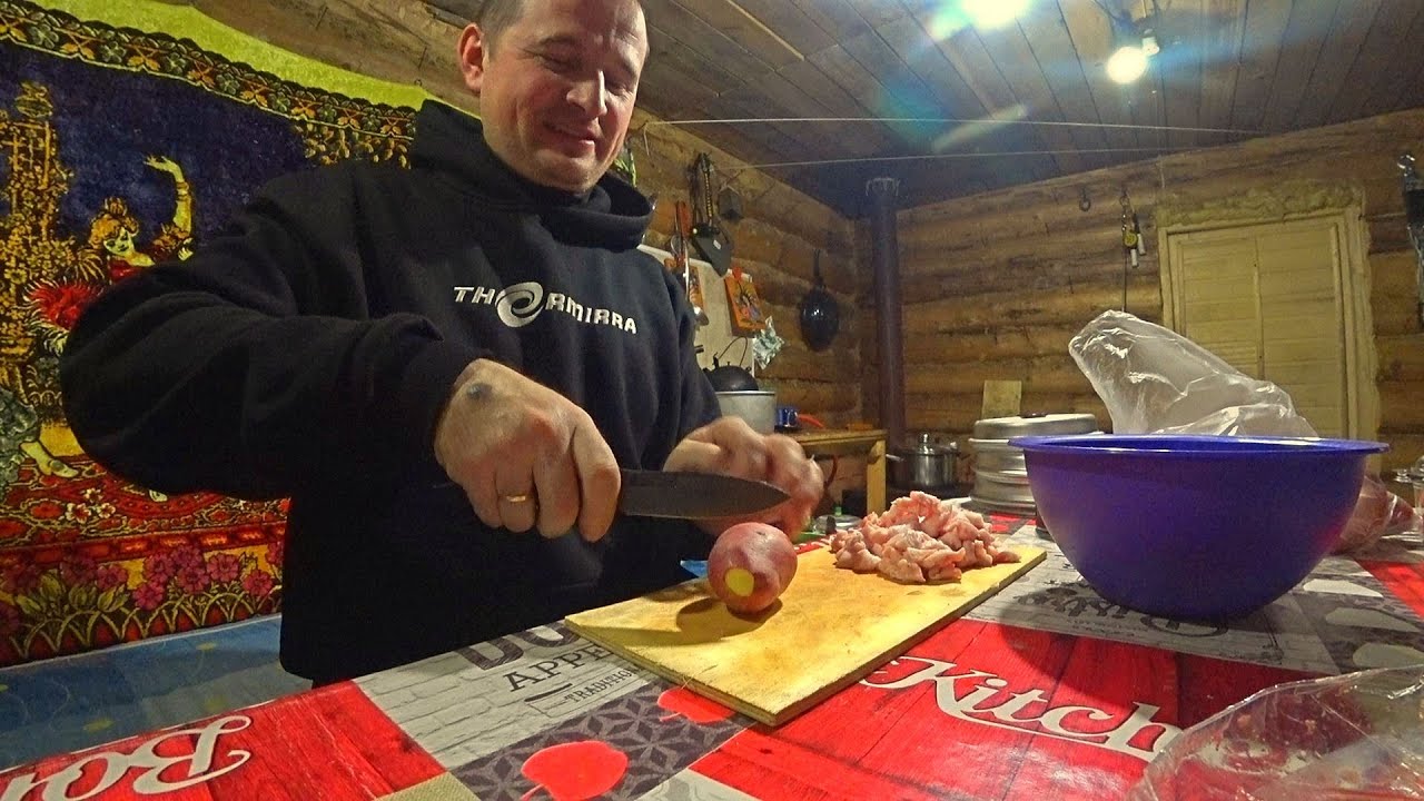 Жизнь в тайге! Отдых в таёжной избе, готовим предновогодний ужин в казане на костре!