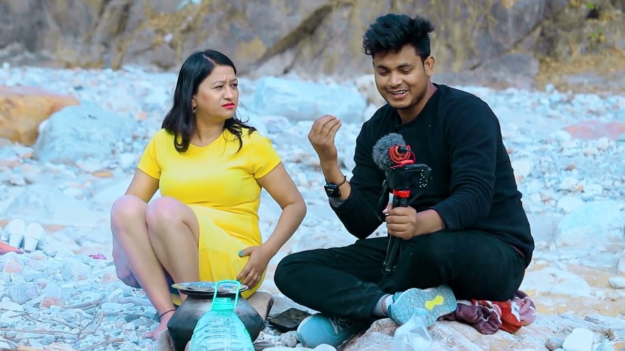 Bhabhi ko khana 🥘 banate huve pataya 😆