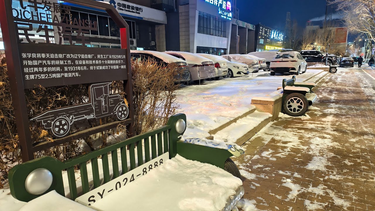 Прогулка по улице с автосалонами в Китае.