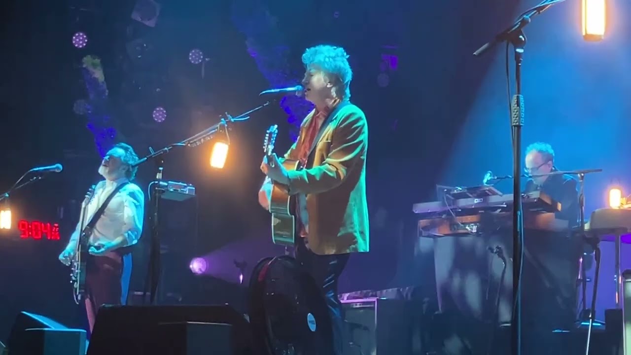 Crowded House Tilburg 013 2024-10-22 pt 1 intro Bowie five years
