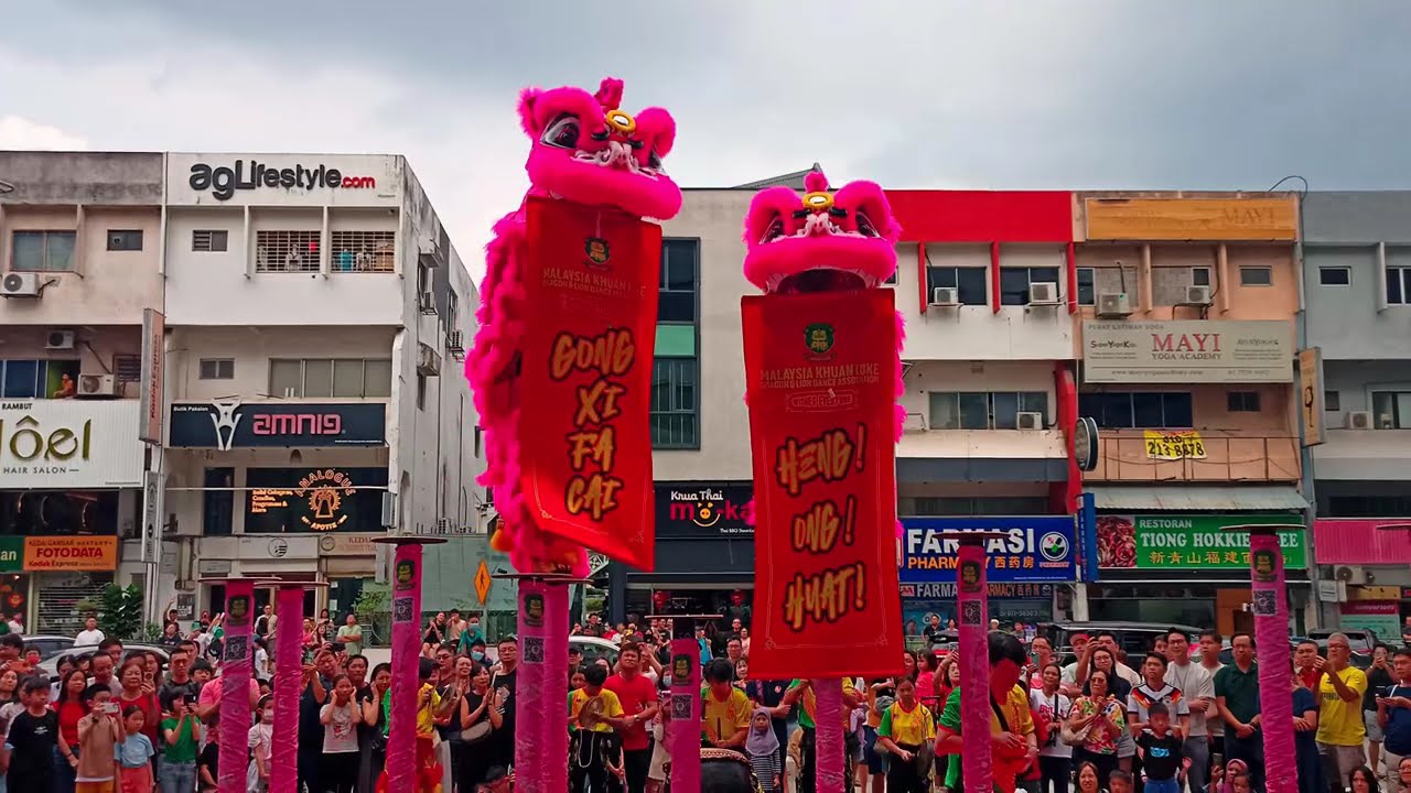 Lion Dance - A lively cultural spectacle symbolizing prosperity, strength, and unity. 🦁