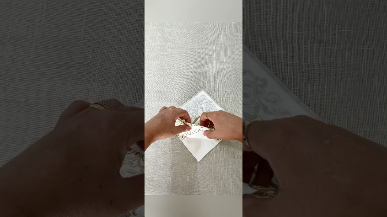 Dobradura  em guardanapo de papel.