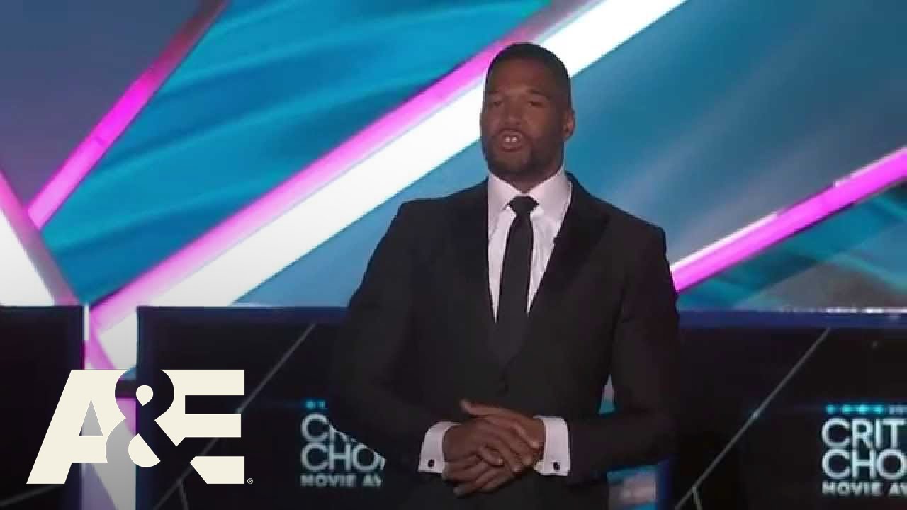 Michael Strahan Strips for the Critics - 2015 Critics' Choice Movie Awards | A&E