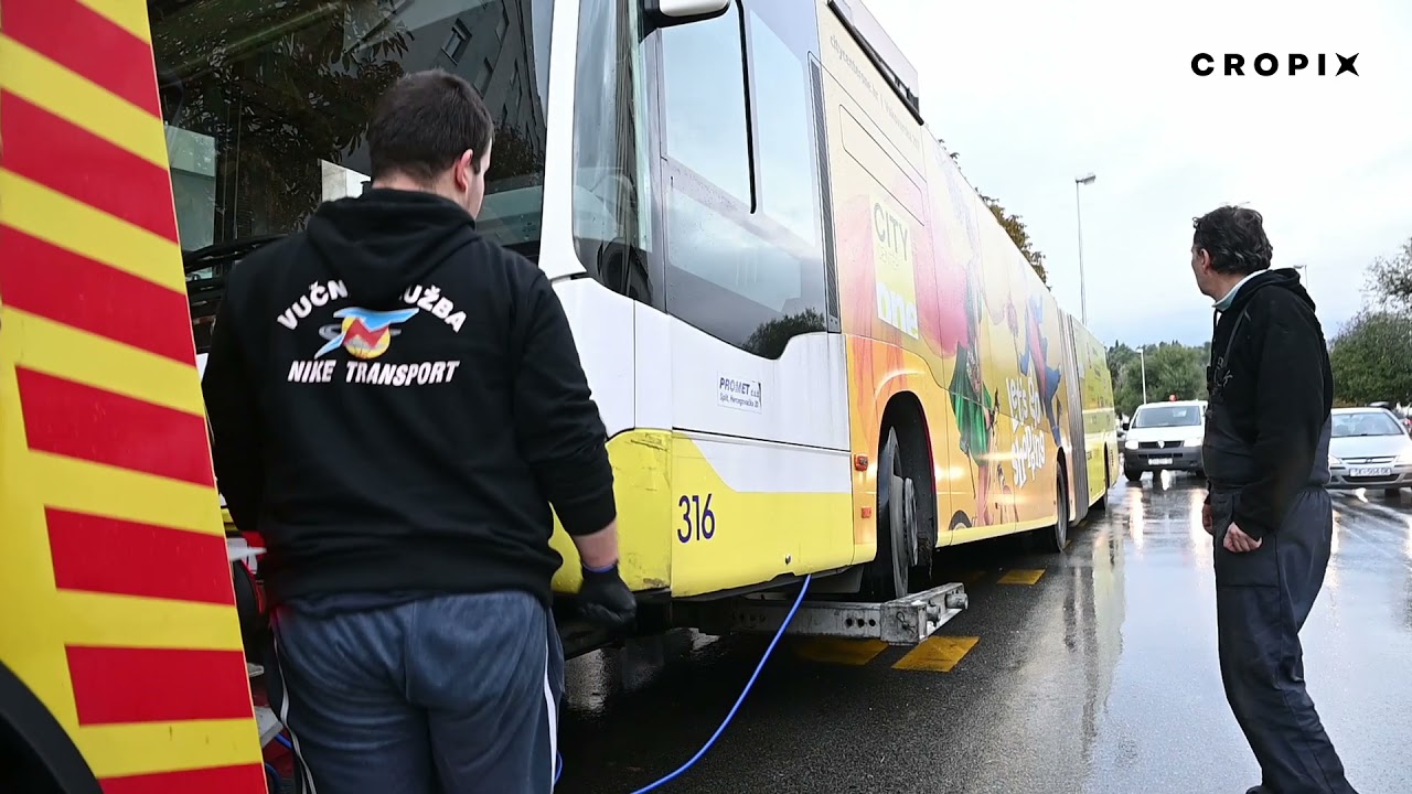 Šlep služba odvozi splitski gradski autobus na kojemu je ugašen požar