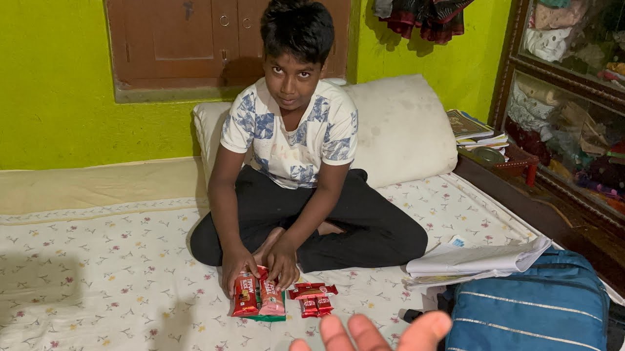 Chokalet Kharida  Aur Paise Gilas Ke Niche Hai😄