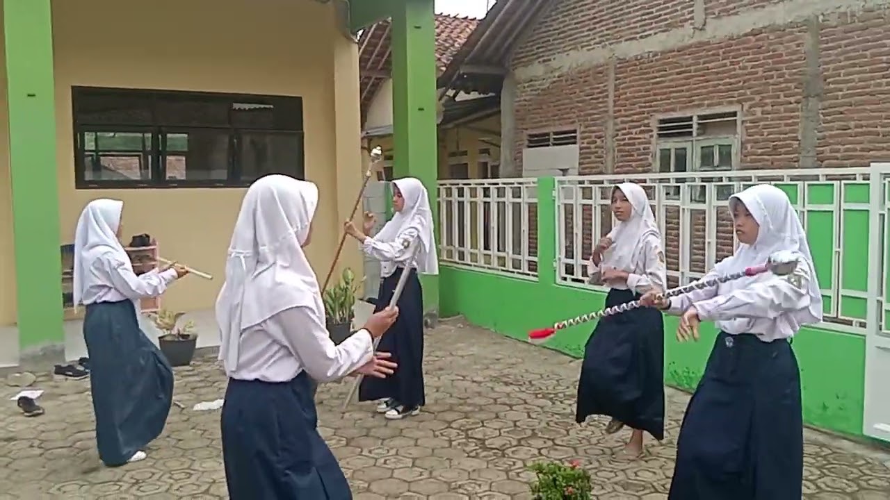 melatih drumband di mts nurul iman cikembulan.