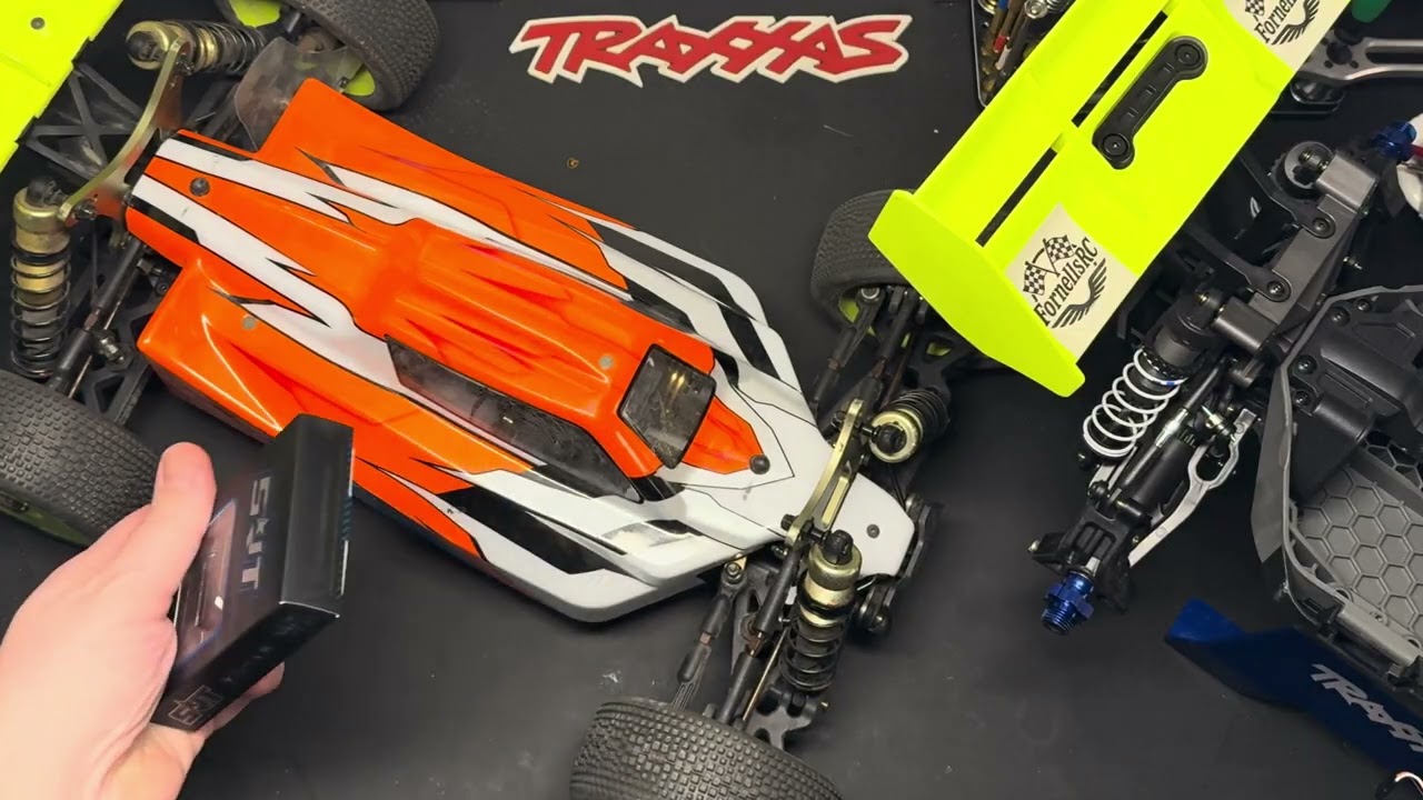 Unbox SRT BHX6, väldigt bra servo i en 1/8 ”tävlingsbuggy”.