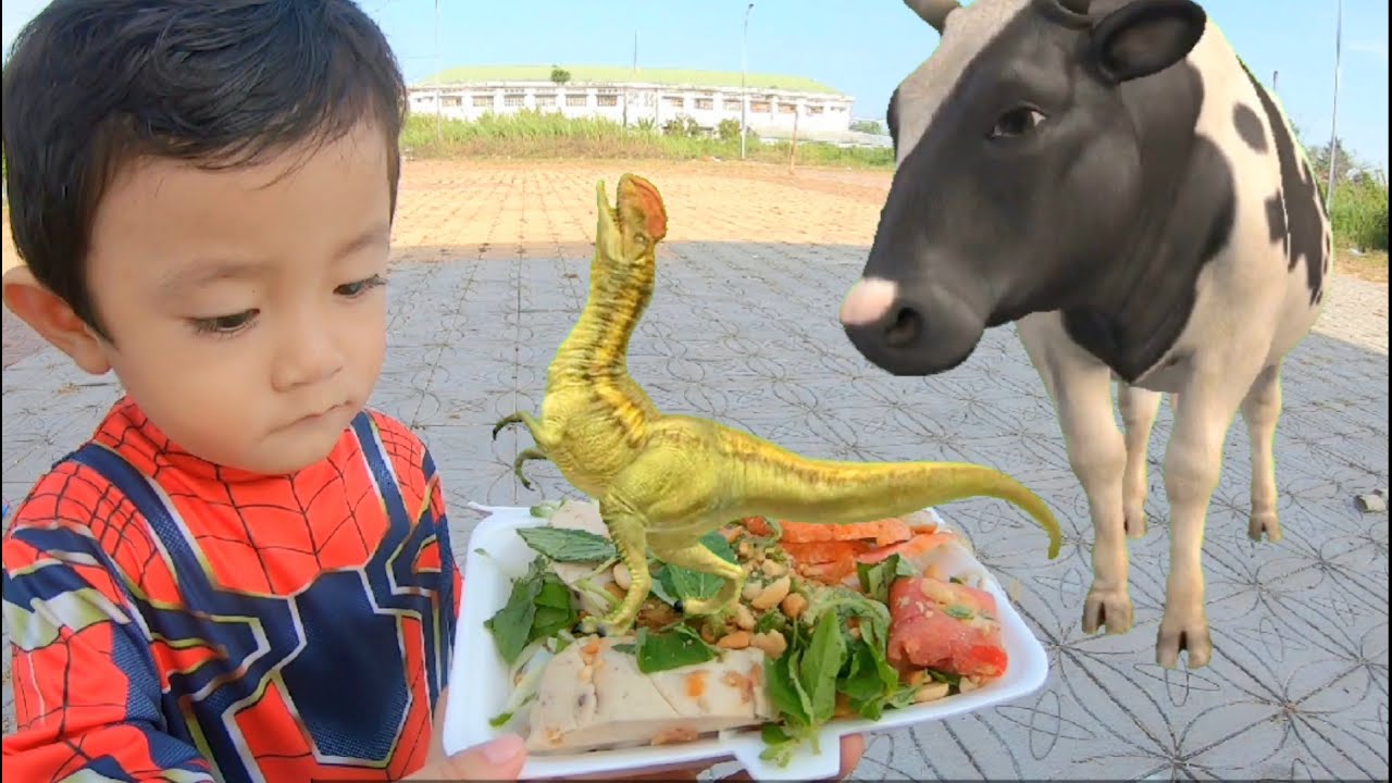 Siêu nhân nhện đánh khủng long giải cứu con bò sữa