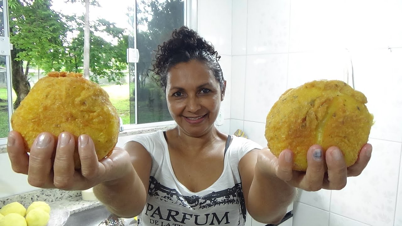 BOLOVÃO DE MANDIOCA COM CASQUINHA CROCANTE RECHEADO COM FRANGO E OVO