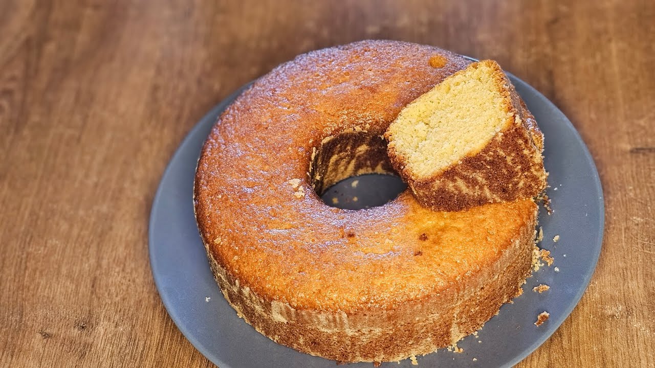 Bolo de fubá com coco ralado 