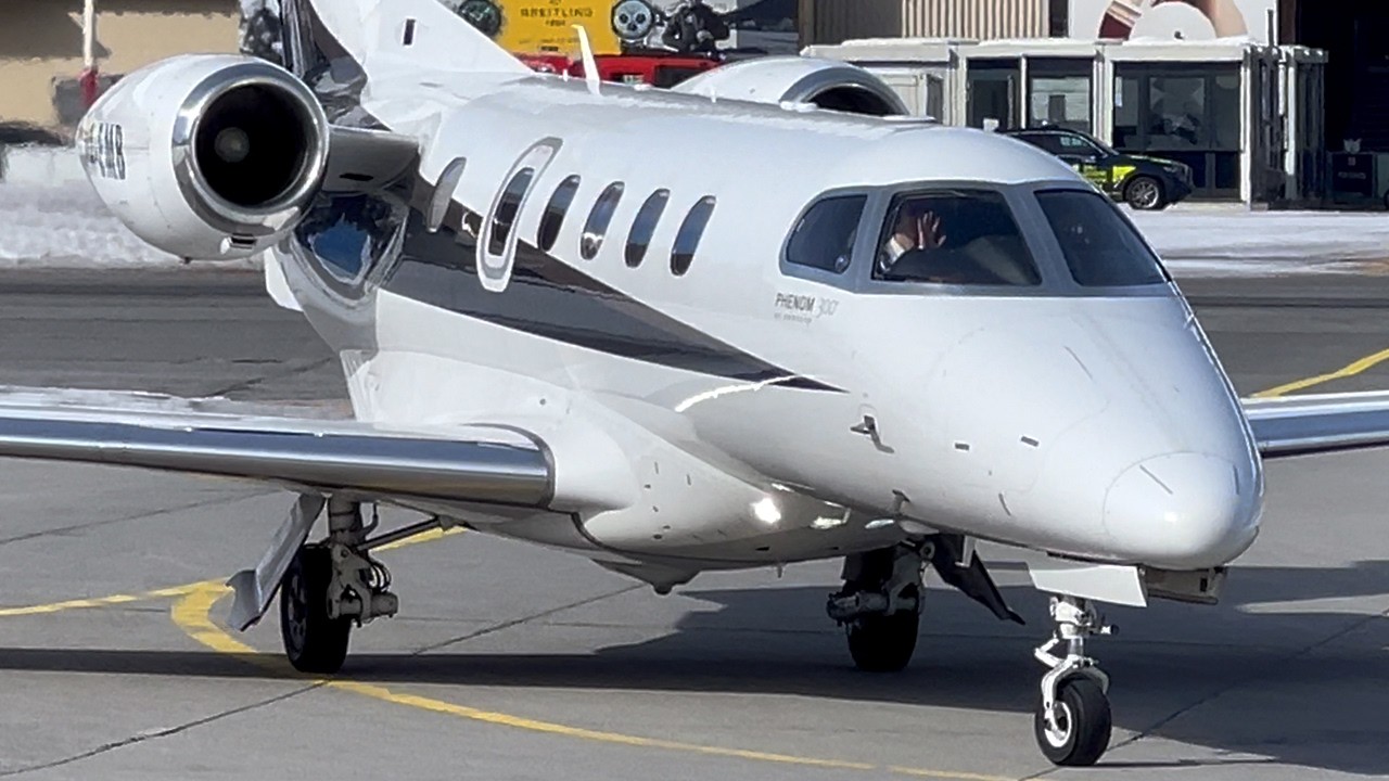 Privatjets & Propeller Planes St. Moritz Samedan Airport Winter Snow February 2025 ❄️ 4K HDR