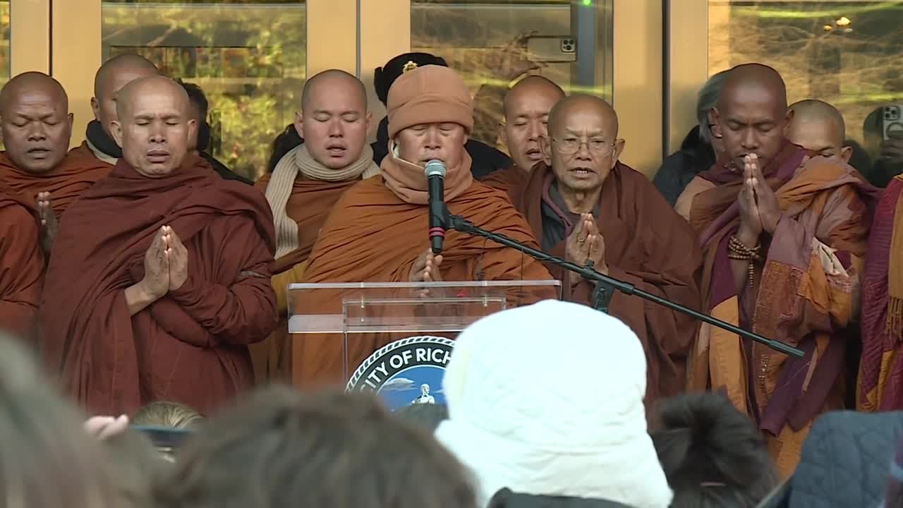 Monks conclude Richmond Peace Gathering with group blessing