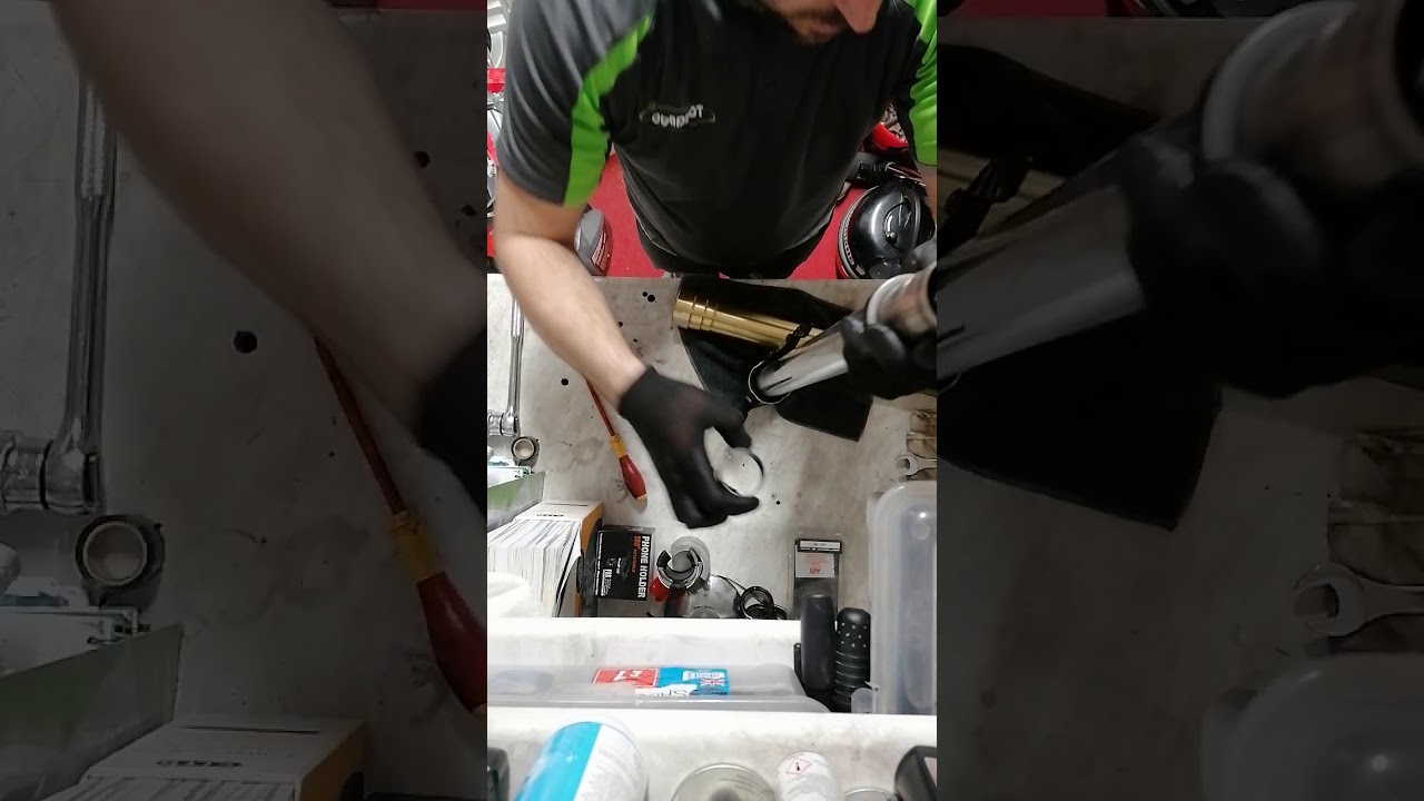 Triumph tiger 800 troca de oleo e retentores suspensão dianteira.