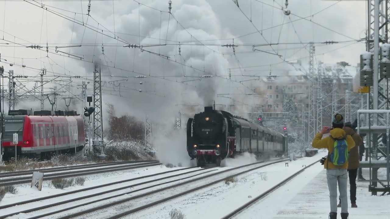 Züge / Trains am München Heimeranplatz mit  Dampflok BR 01 2066-7 [ 12.2022 ]