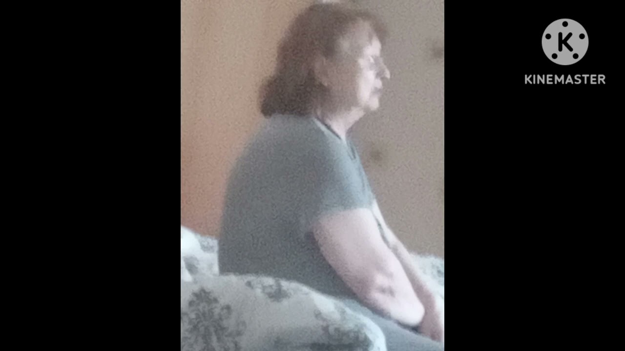 Кабан розмовляє по телефону про померлого 72-річного діда з кривавим блюванням і про зміну замків