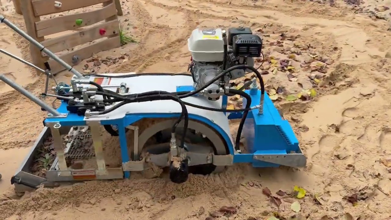 Sandreinigungsmaschine Cicala Light in nassen Sand  Tiefenreinigung bis zu 23 cm