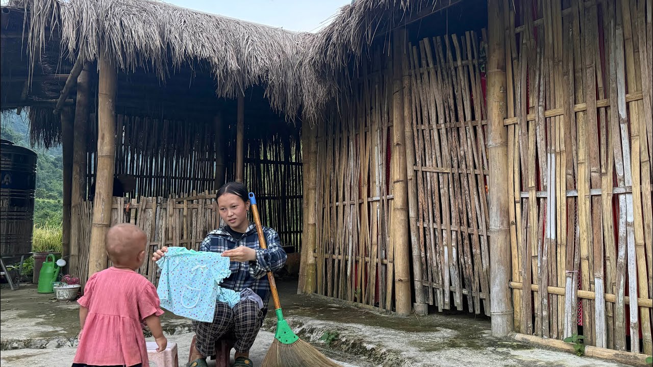 A single mother bought a new outfit for her young daughter, making her incredibly happy.