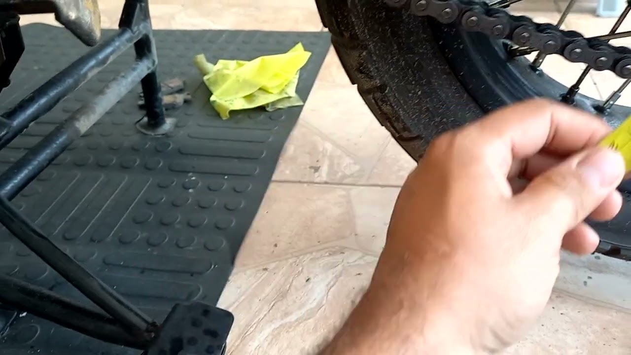 BENELLI TRK 502X COMO TENSIONAR CADENA.