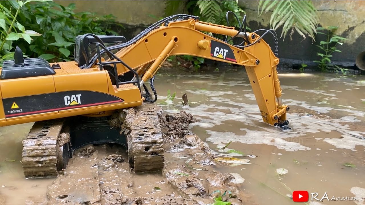 RC excavator WL-Toys 16800 works in water | Best R/C construction vehicles