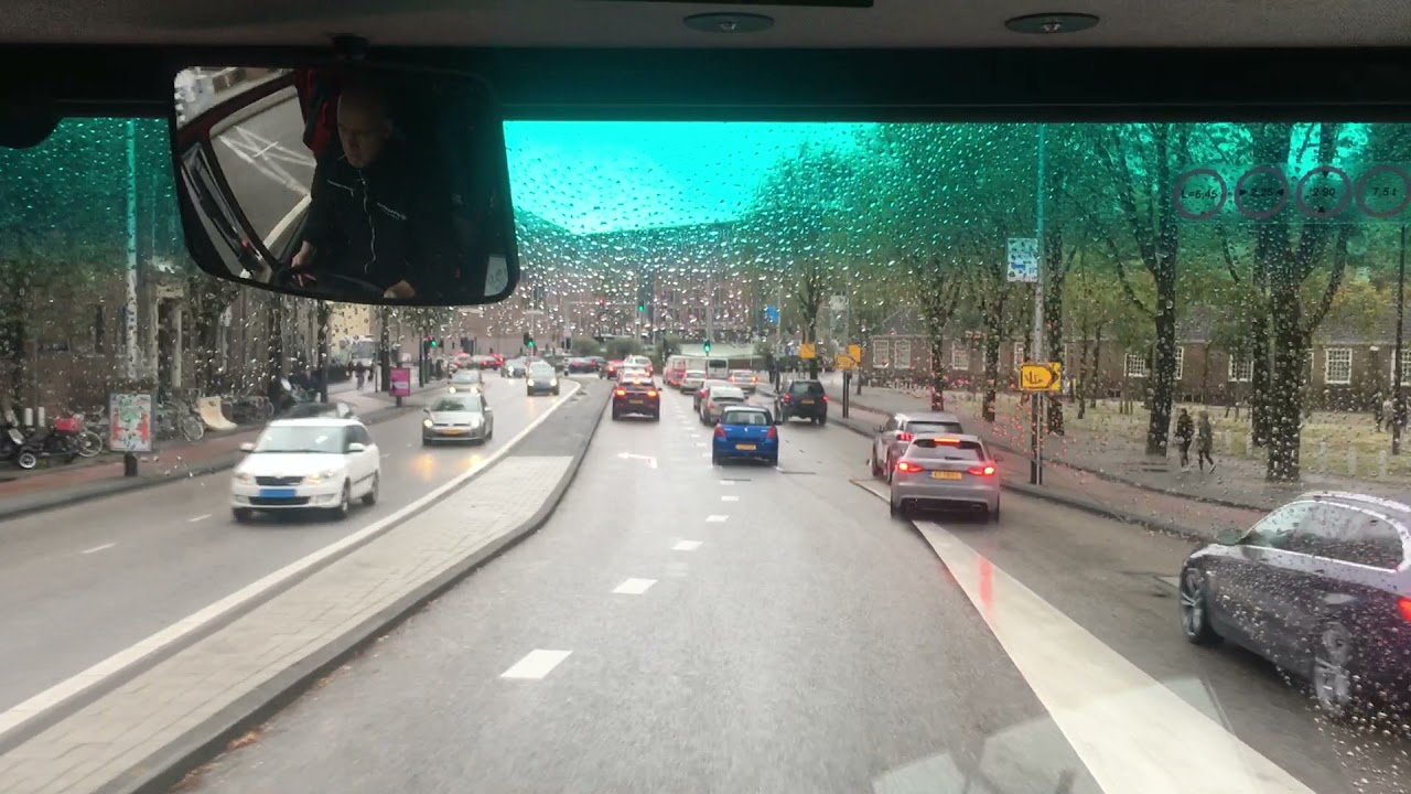 Rij mee met een prio 1 uitruk van brandweer Amsterdam door druk verkeer.